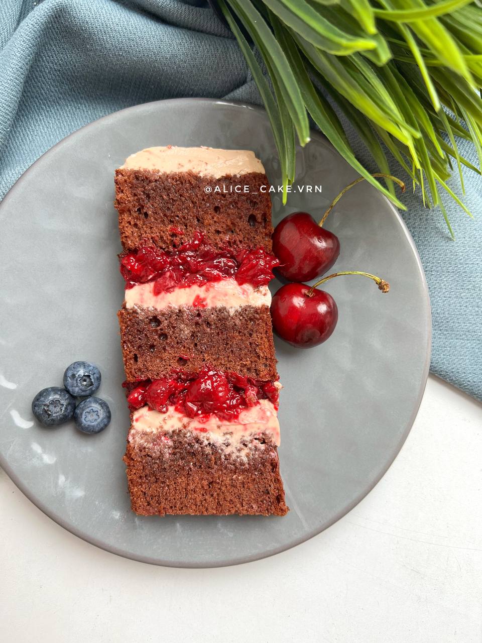 Шоколадный с вишней